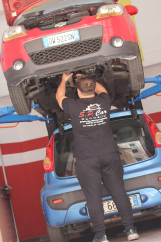 Autofficina meccanico riparazione auto manutenzione ordinaria