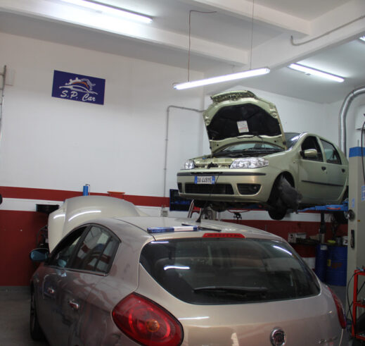 Autosalone auto su rampe sala principale