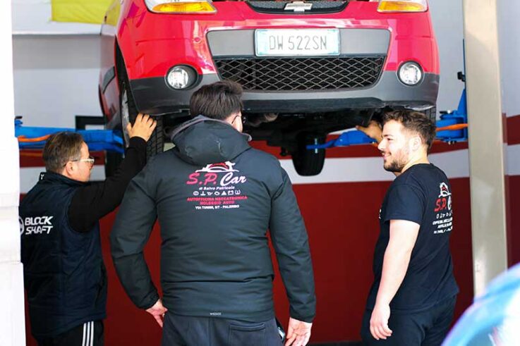 Autofficina Patricola Palermo meccanici a lavoro sostituzione ammortizzatori